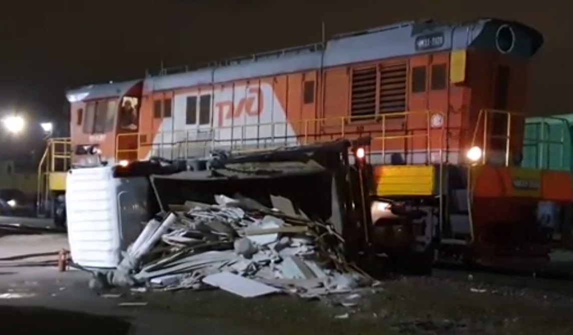 ДТП с участием локомотива и грузовика не повлияло на движение поездов МЖД