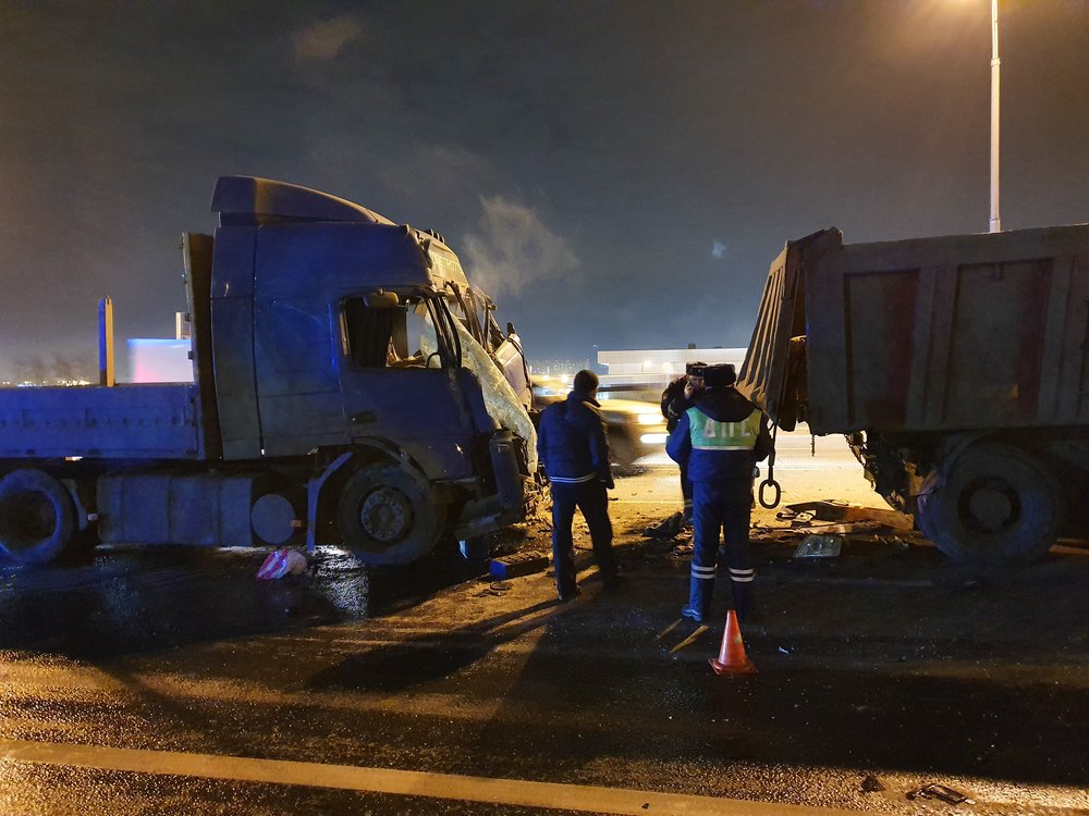 Три полосы перекрыты на МКАД после ДТП с грузовиками