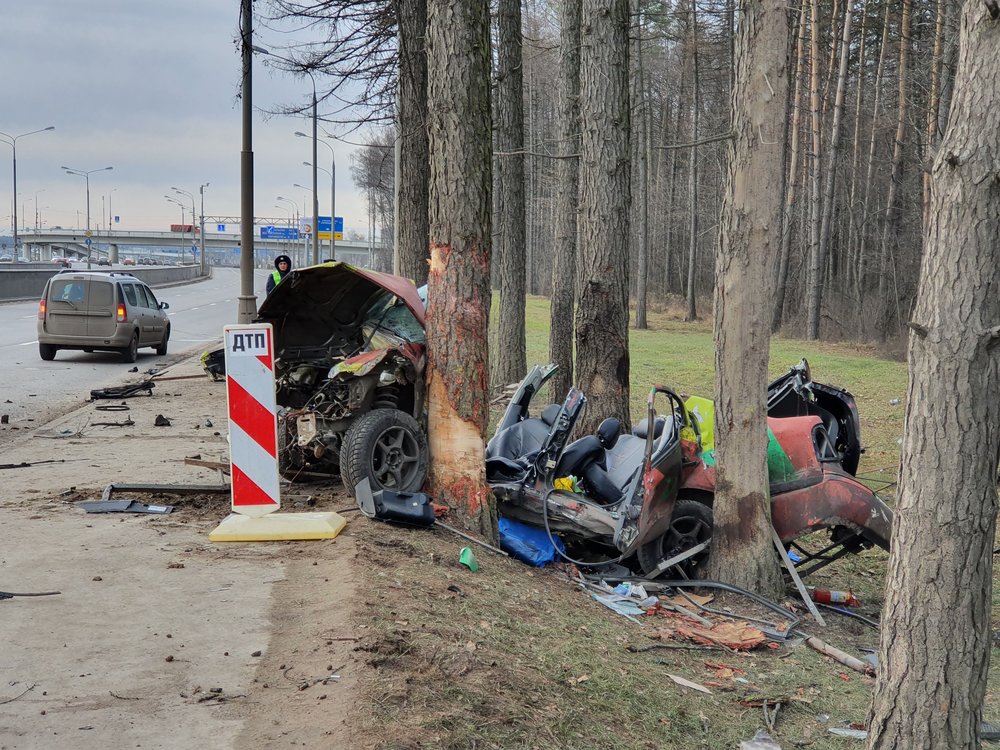 Один человек погиб и один пострадал при аварии на Калужском шоссе