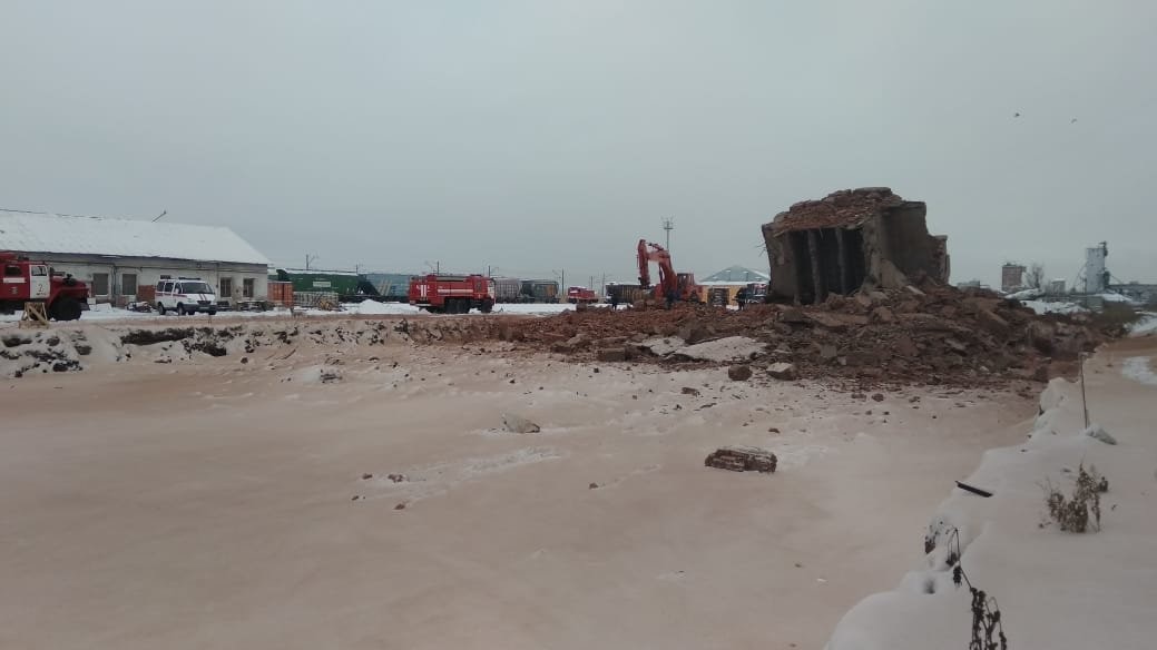 Один человек погиб при обрушении здания в Омске