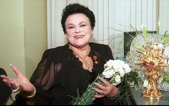 Именно в этих серьгах Людмила Зыкина запечатлена на большинстве фотографий