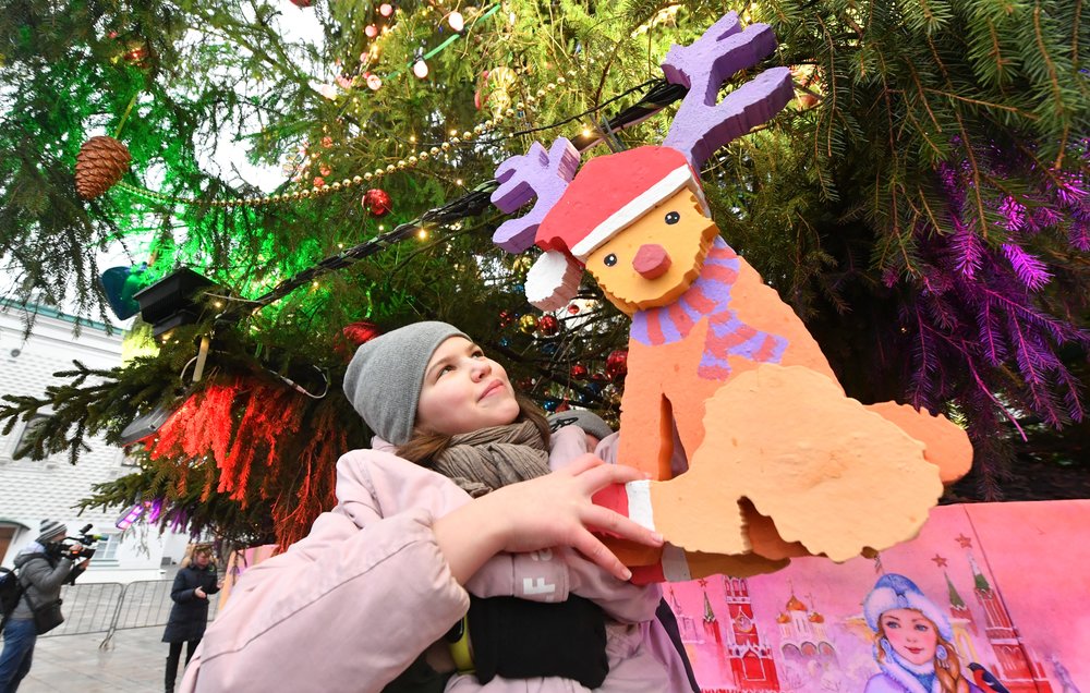 Украшение главной новогодней елки страны на Соборной площади Кремля