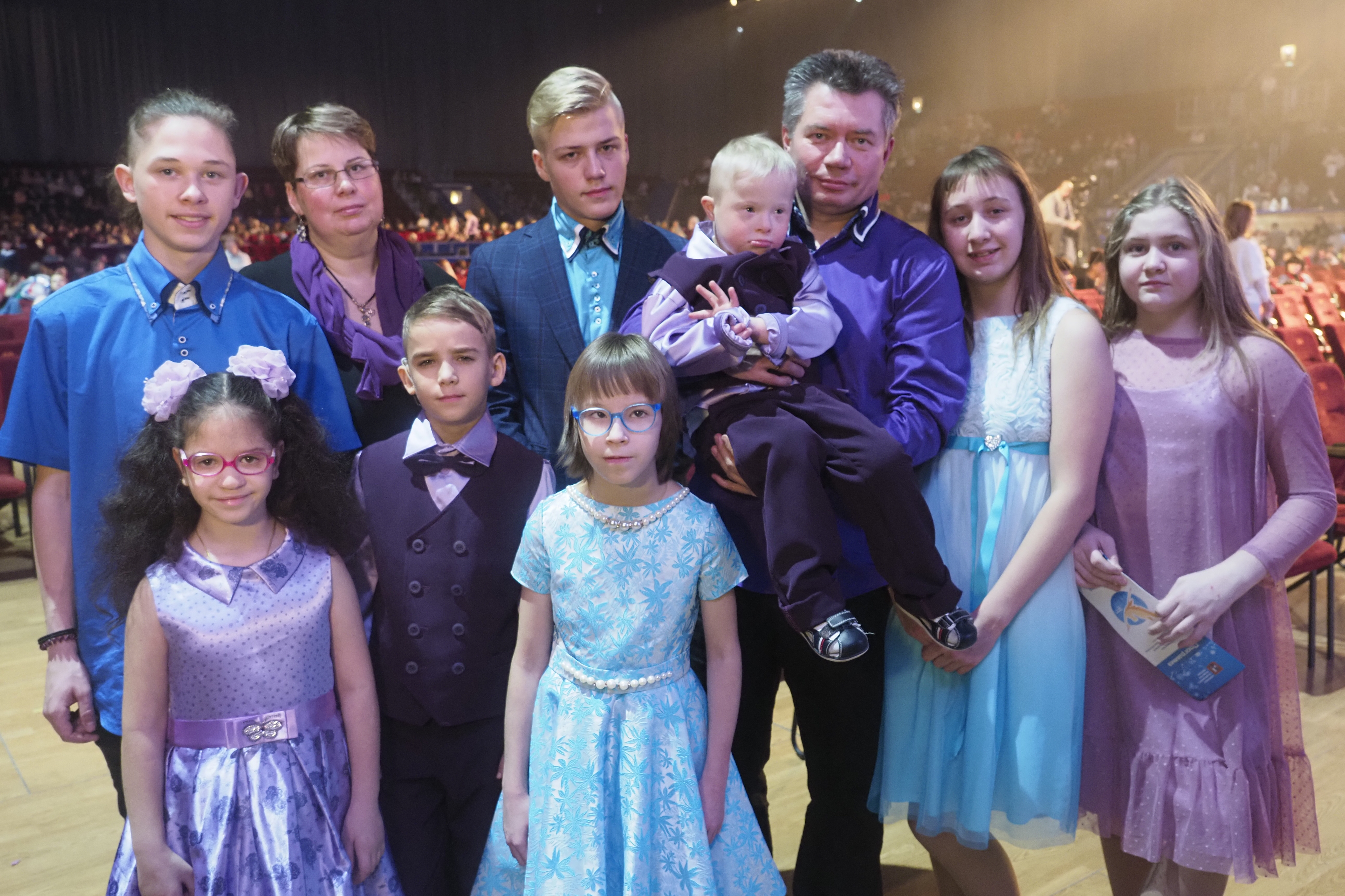 Многодетная семья Фирсановых из Северо-Западного округа Москвы — победители городской премии «Крылья аиста» в номинации «Лучшая семья года». Слева направо в первом ряду: Надежда, Андрей и Светлана. Во втором ряду: Михаил, мама Ирина, Александр, папа Александр с сыном Максимом на руках, Каролина, Кристина