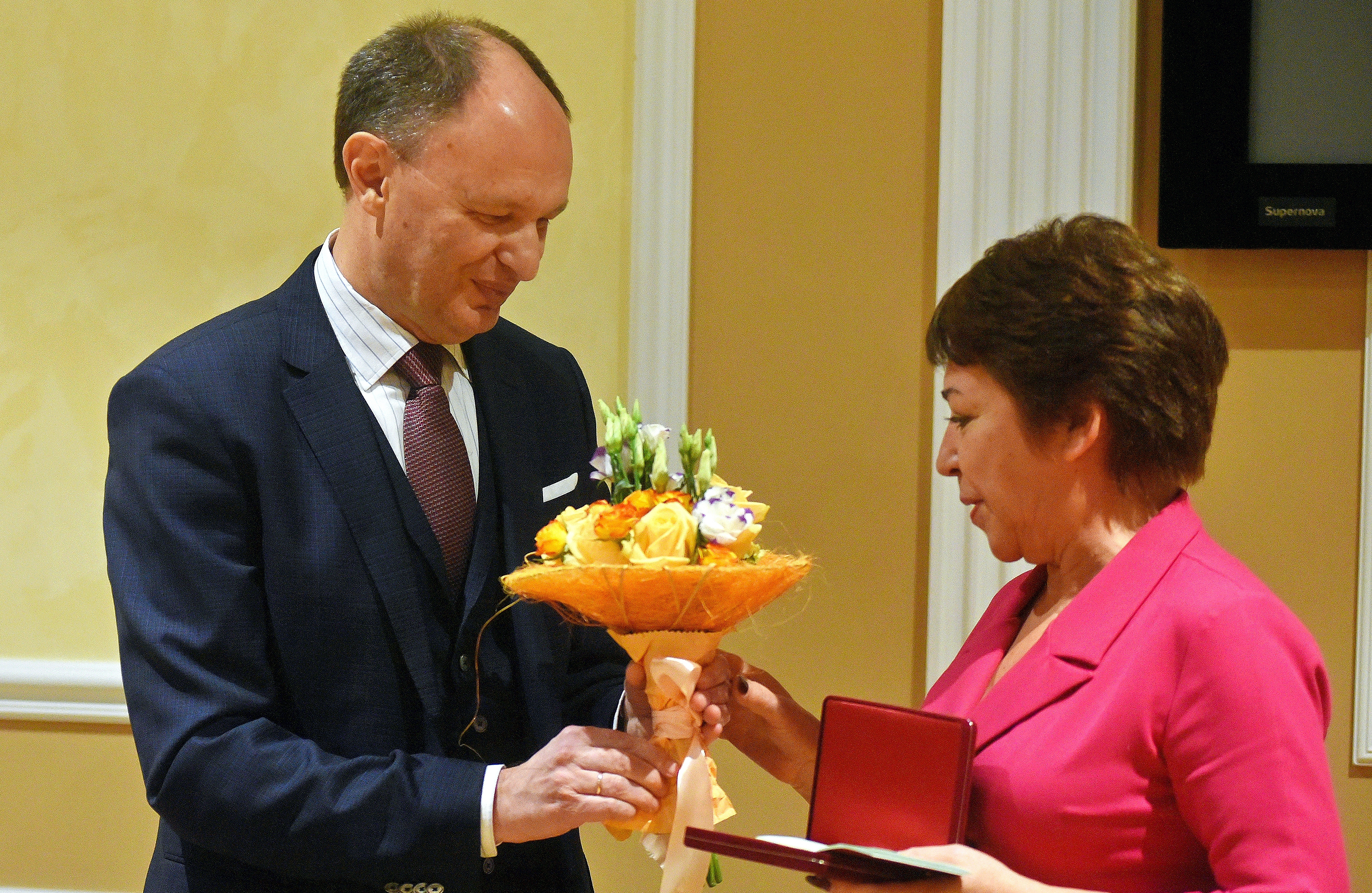 Руководитель Федерального агентства по печати и массовым коммуникациям Михаил Сеславинский вручает государственную награду ответственному секретарю еженедельного выпуска «Вечерней Москвы» Галине Неробовой