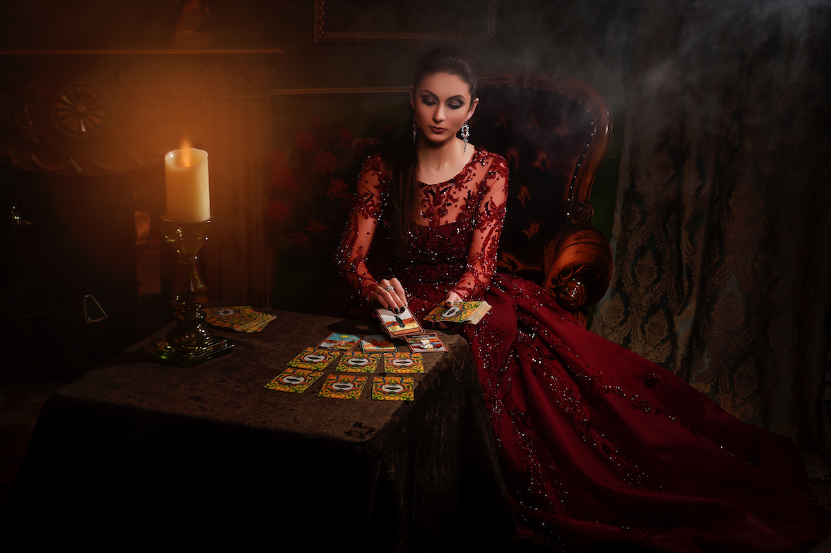 Таролог раскрыла предвестники опасности для каждого знака зодиака