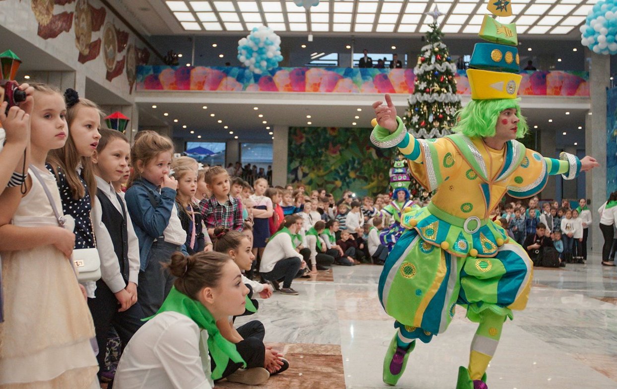 Более 60 новогодних мероприятий подготовили для столичных школьников