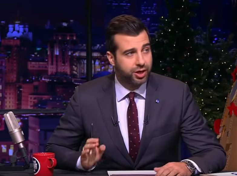 Сначала шоумен по традиции начал обсуждать новости, одной из которых стало повышение с начала 2020 года цен на водку до 230 рублей за половину литра