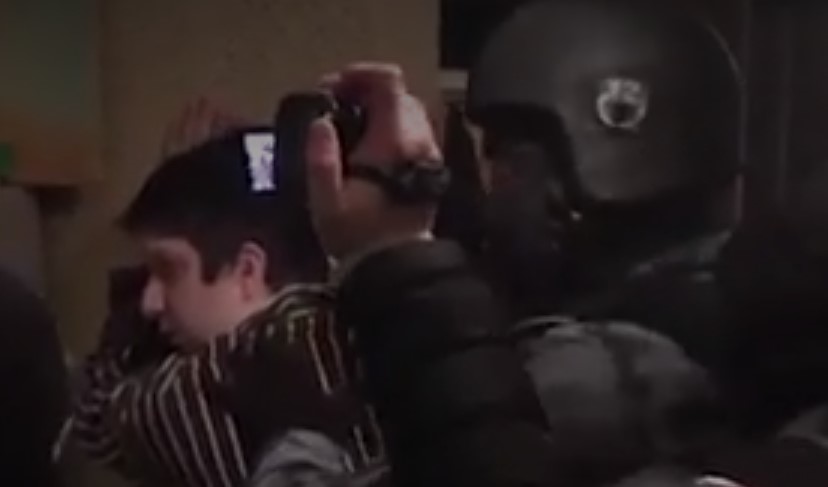 Омон задерживает подозреваемых по месту жительства