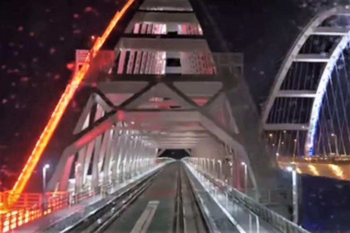 Первые поезда по Крымскому мосту начнут движение в 20:00 по московскому времени