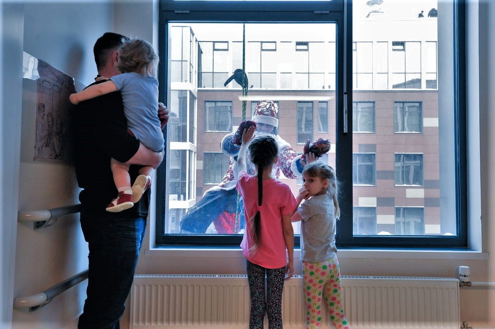 Десант Дедов Морозов и Снегурочек высадится на крышу столичной больницы