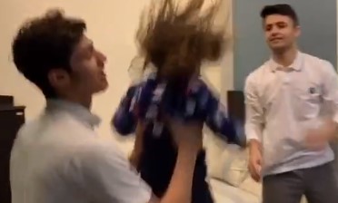 Видео с тремя парнями, бросающими друг другу девочку, стало вирусным в Сети