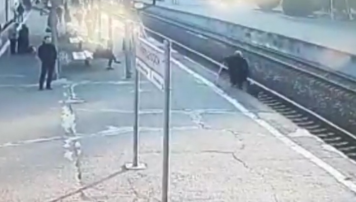 Упавшего на рельсы пенсионера спасли за секунды до прибытия электрички