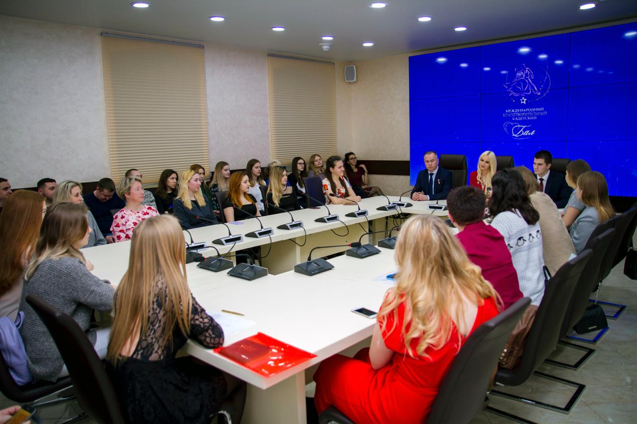 Наградили волонтеров Международного благотворительного кадетского бала