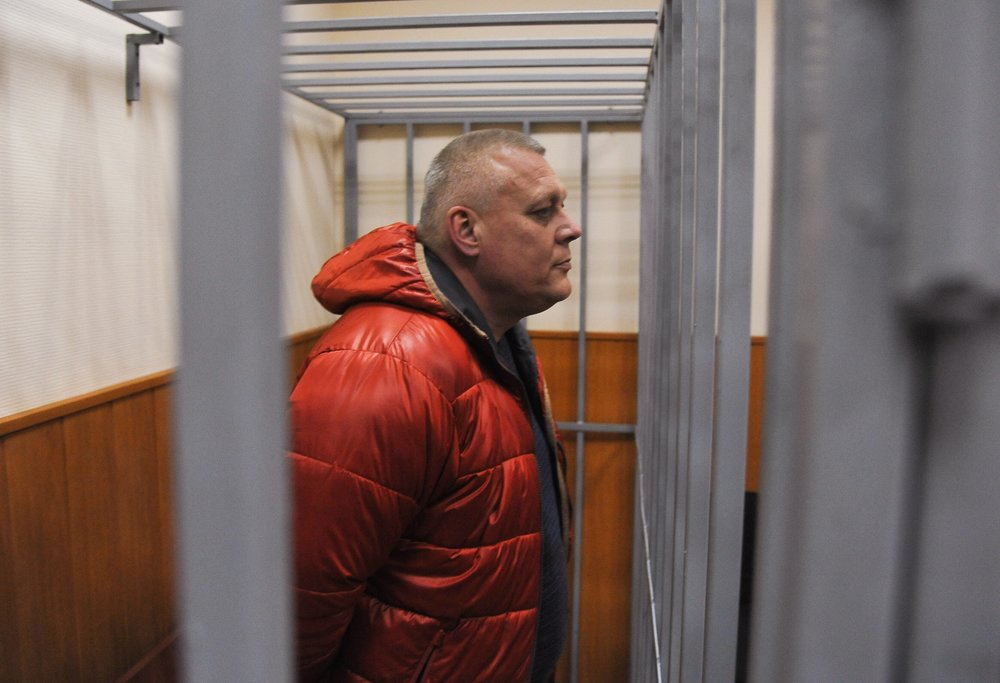 Константин Мишин обвиняется в назначении штрафа в четыре раза ниже низшего предела человеку, который не задекларировал крупную сумму при пересечении границы