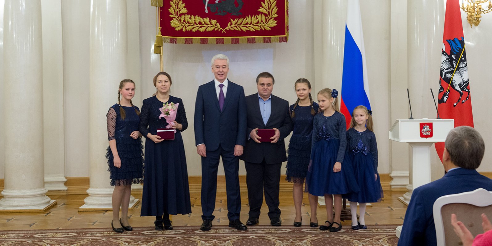 Сергей Собянин благодарил награжденных и преподносил им грамоты