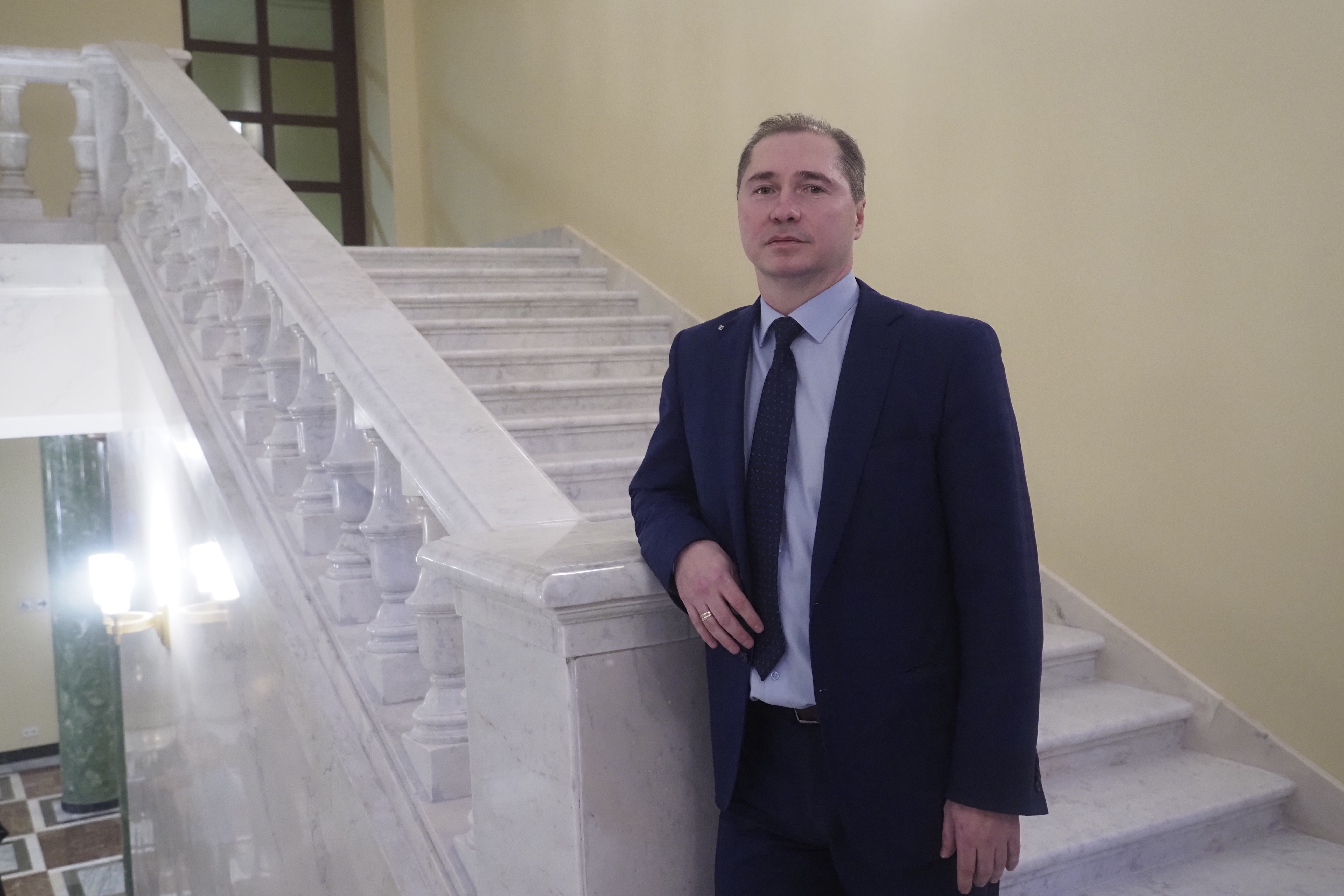 Гендиректор дирекции строительства, реконструкции и реставрации комплекса зданий МИДа России Олег Саевский показывает отреставрированную лестницу