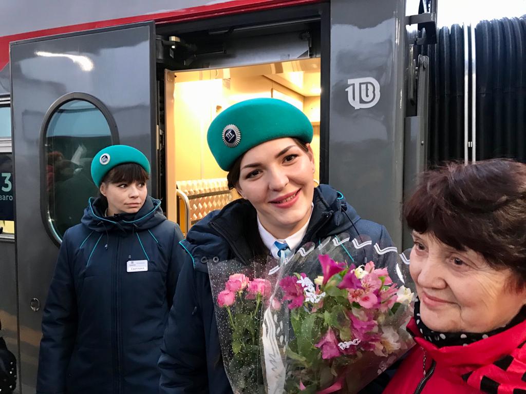 Оркестр, слезы счастья и новые знакомства: как крымчане встречали первый поезд из Москвы
