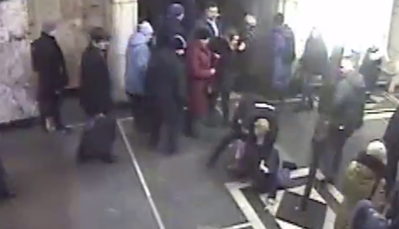 «Рука развалилась на две части»: пострадавшая рассказала о нападении женщины с ножом в метро