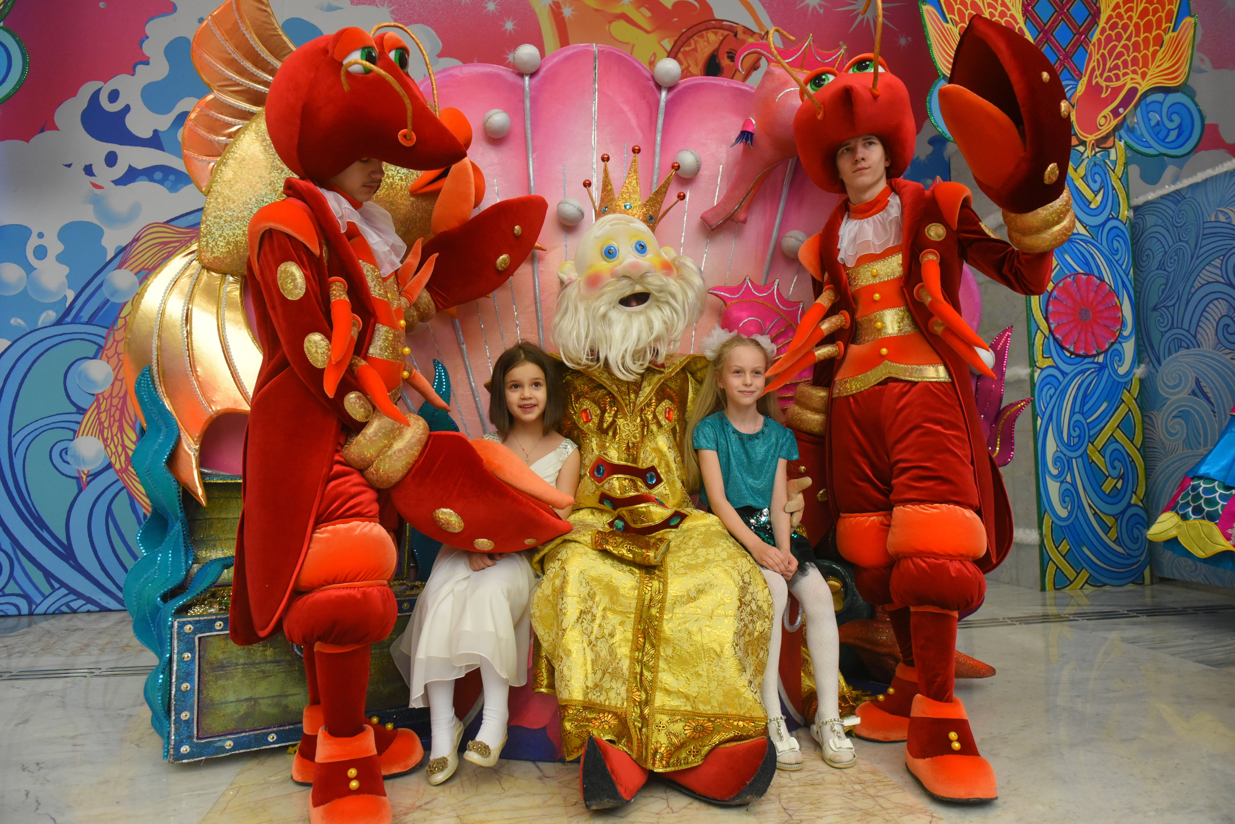 Гостьи Кремлевской елки юная москвичка Настя Козлова (слева) и Полина Осколкова из Твери делают снимок на память в одной из фотозон. Рядом с девочками Царь Морской и его сказочные помощники-крабы