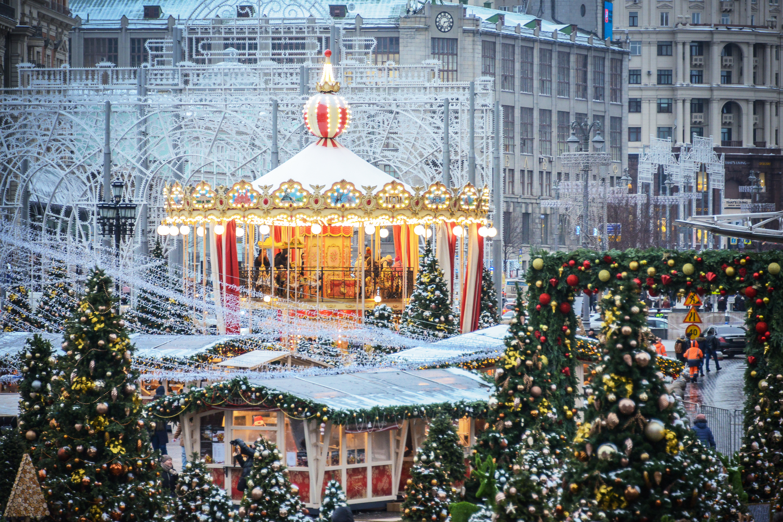 Москва новогодние дни. Москва Новогодняя 2021 украшение улиц. Манежная площадь Рождество оформление. 2021 Год новогодний праздник 2021 года площадь Екатерининская площадь.