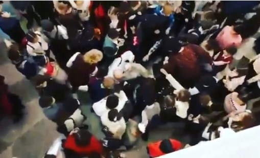 Дети чуть не затоптали Деда Мороза из-за сладостей