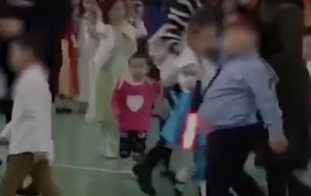 Мальчик, ставший популярным после утренника, объяснил выбор костюма полицейского