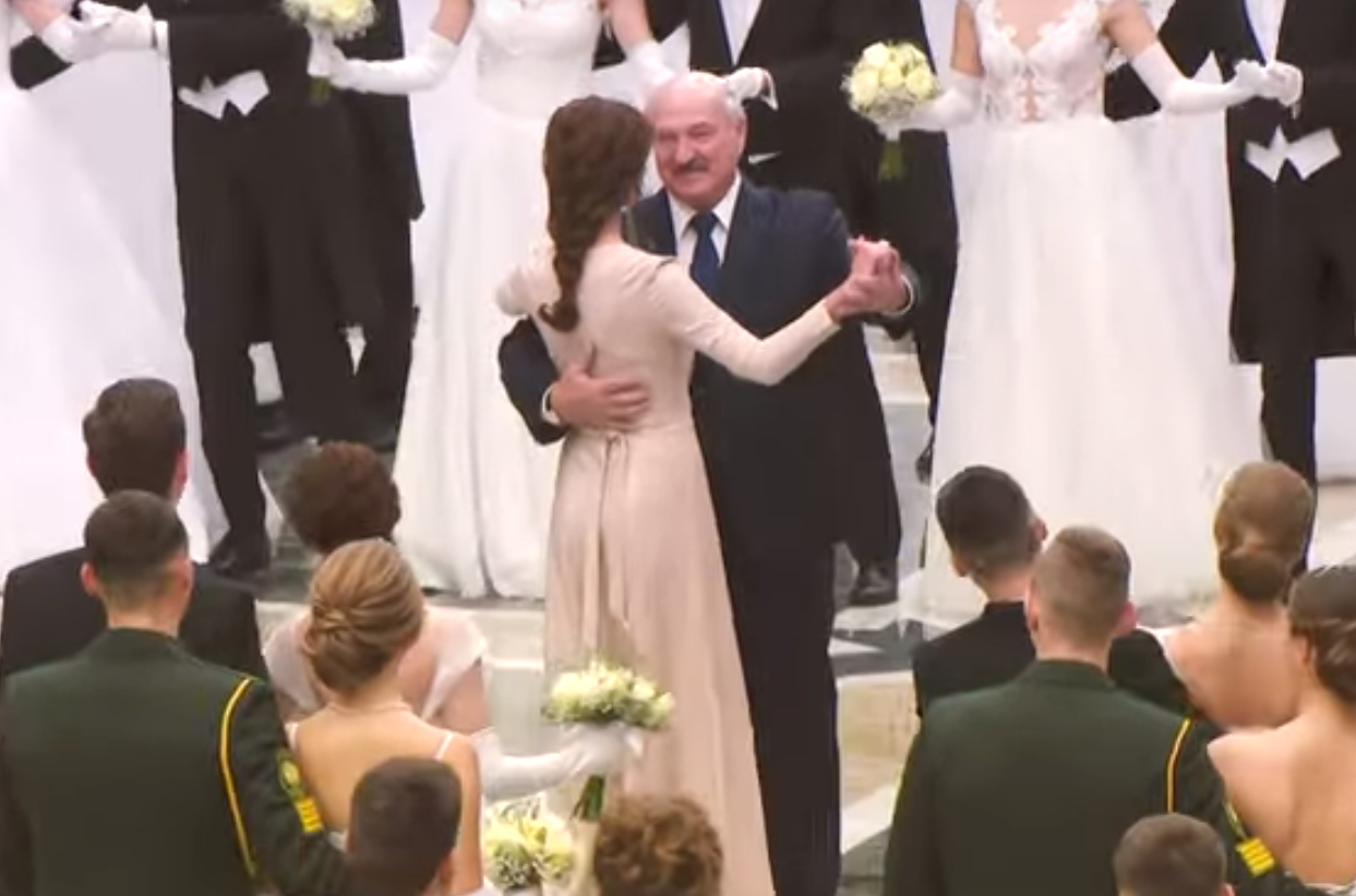 Лукашенко станцевал с белорусской королевой красоты 