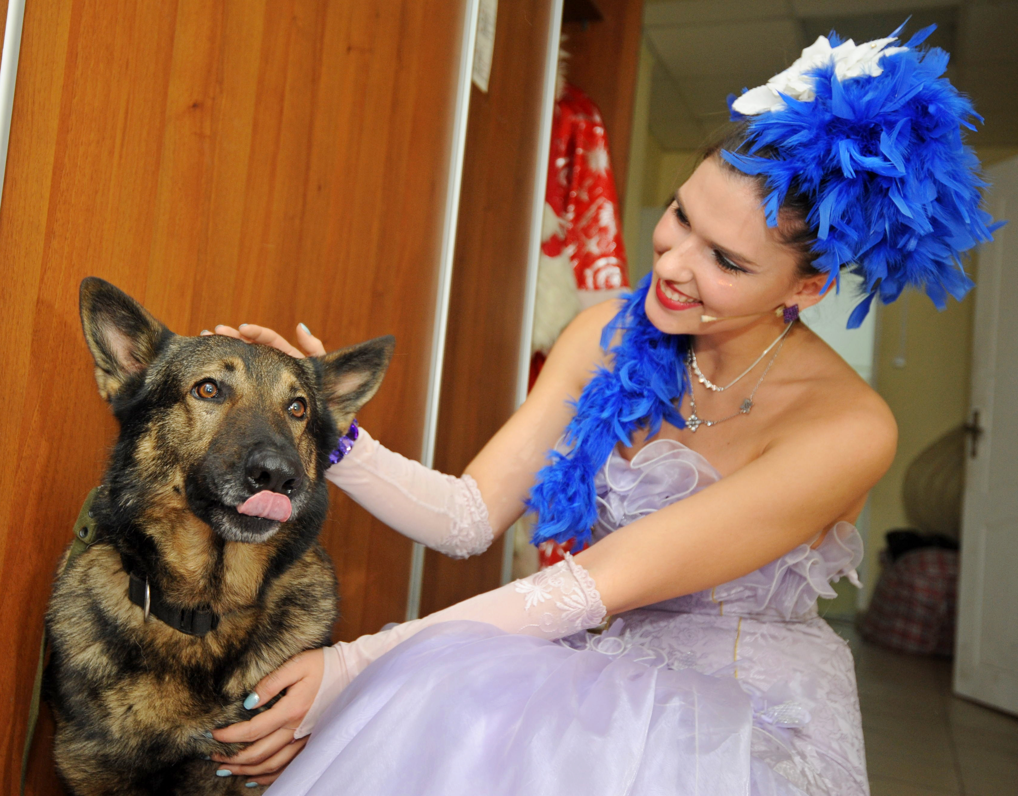  Актриса Галина Спесивцева с собакой Уно возле своей гримерной. К этому моменту пес вместе с кинологом Кристиной Кузьмичевой уже обошел остальные части здания театра, проверяя их на наличие взрывных устройств