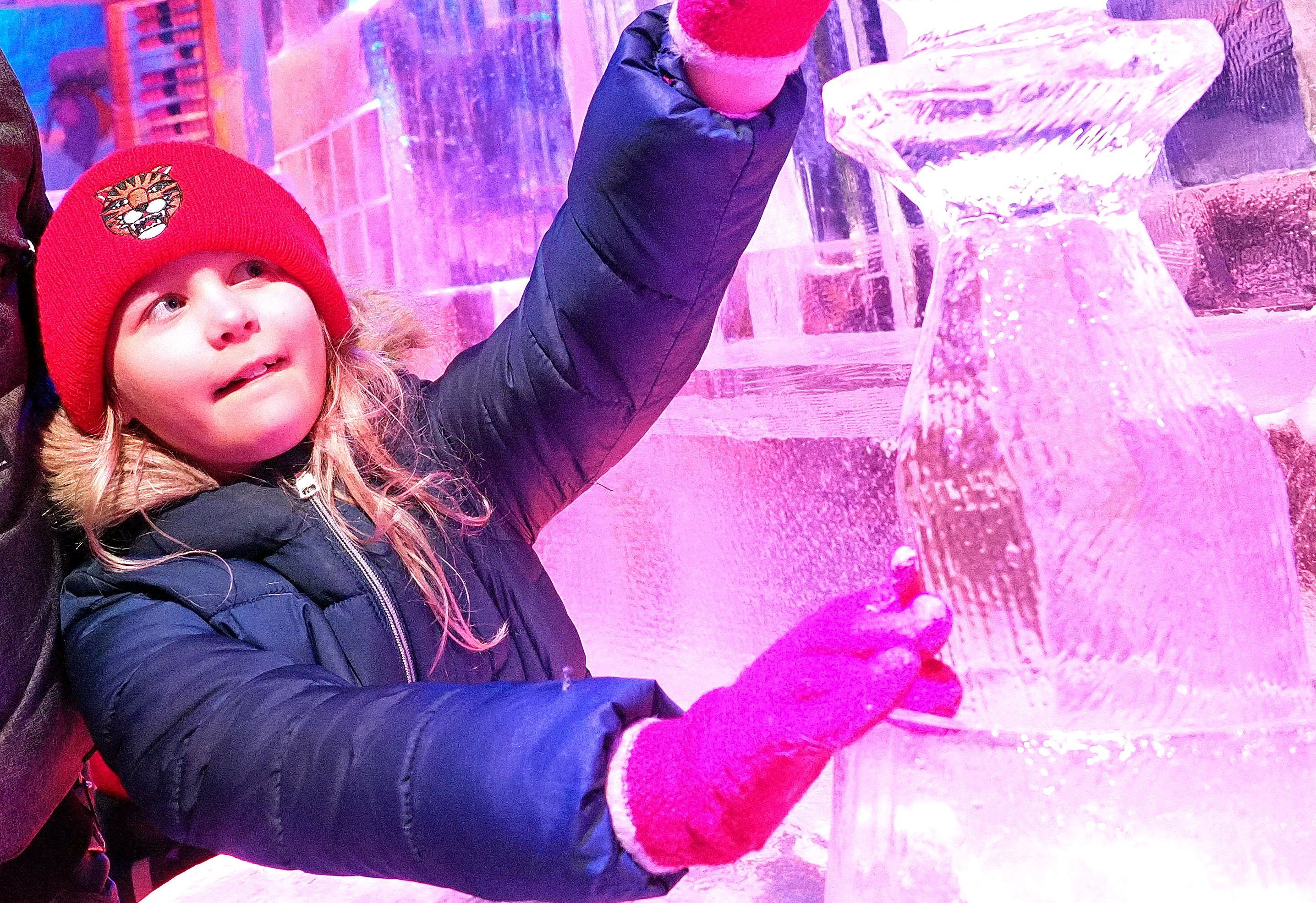 Юной Марине Стародубцевой очень нравятся ледяные скульптуры на Поклонной горе