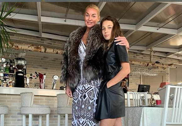 По словам Анастасии Волочковой, девушка испытывает к мужчине негативные чувства