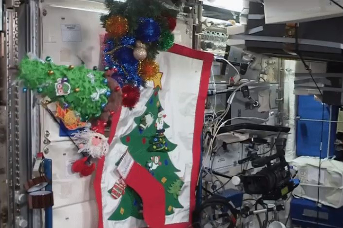 Космонавты нарядили елку на МКС