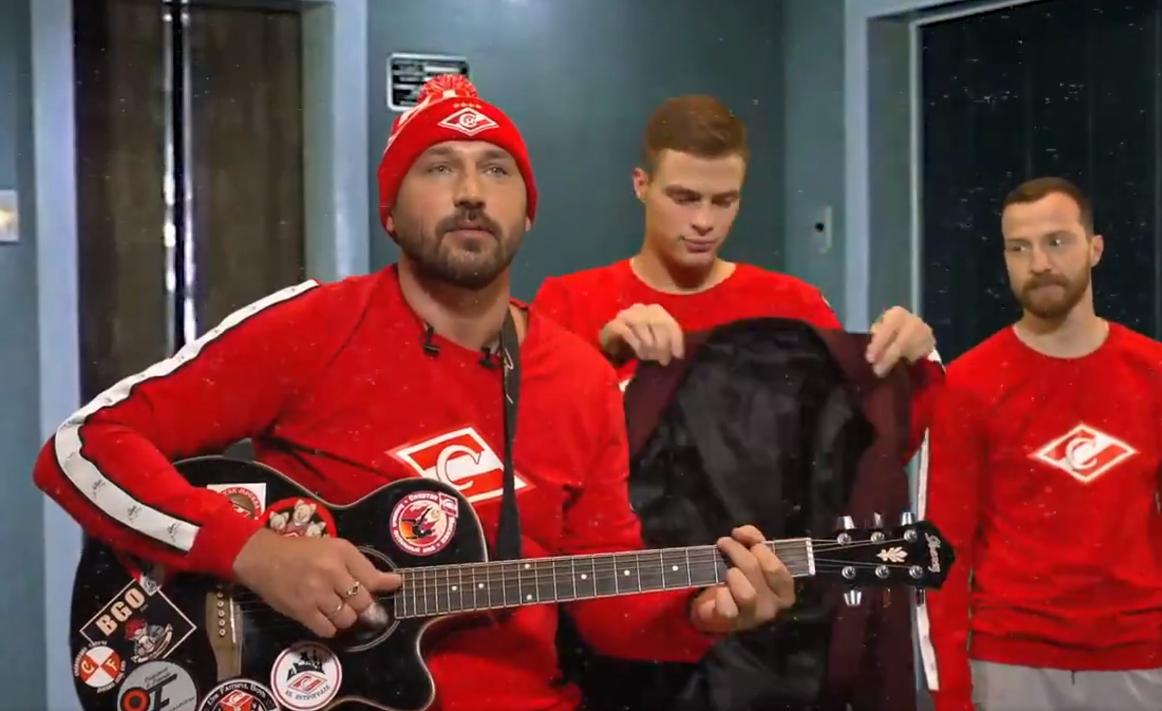 На видео бывший вратарь клуба Алексей Зуев перепевает известную песню «Если у вас нету тети», при этом подтрунивая над экс-главным тренером «Спартака»