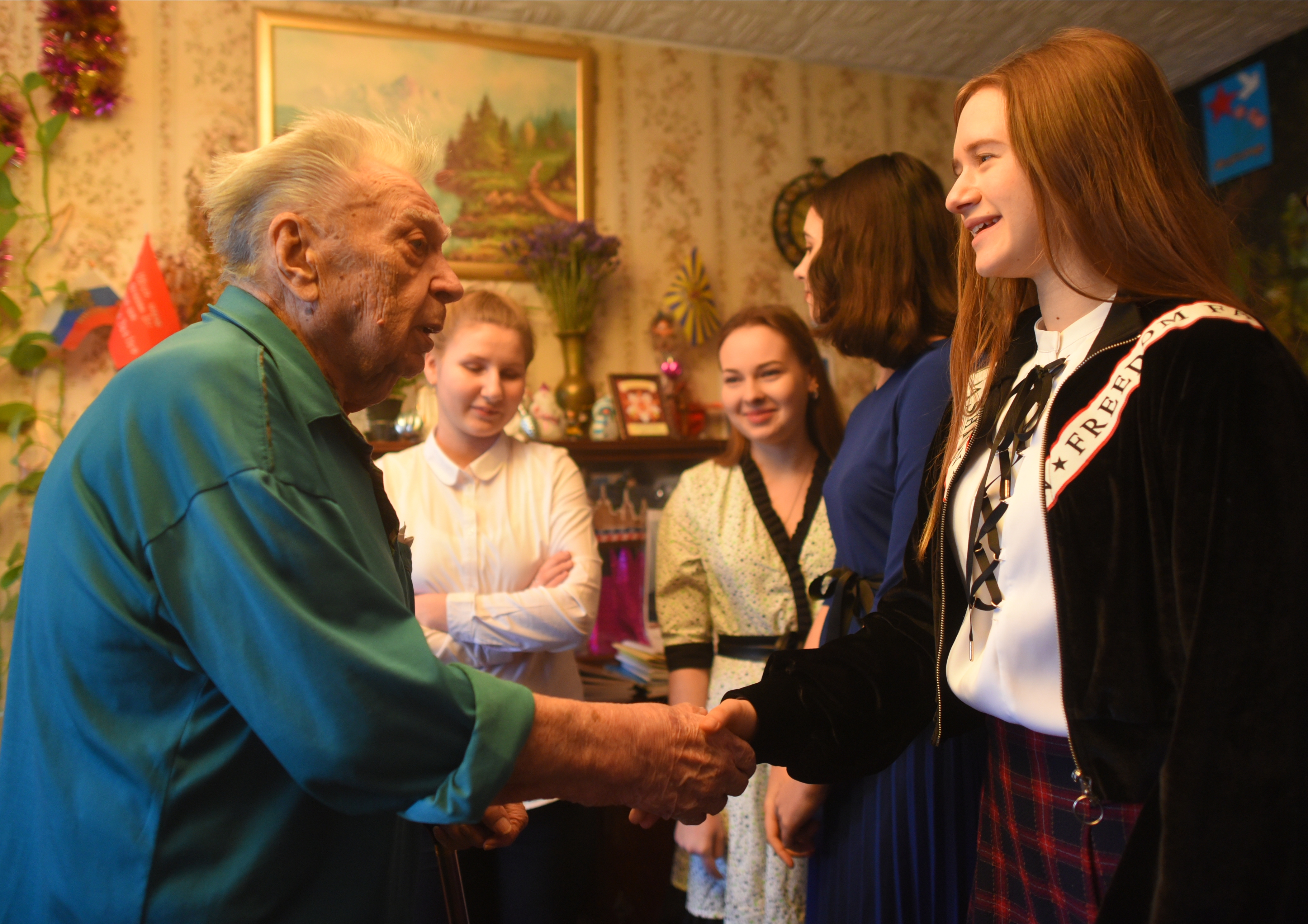 Ветеран Великой Отечественной войны Владимир Бученков встречает у себя дома учеников школы № 1598 (слева направо) Полину Соловьеву, Анастасию Матюхину, Анастасию Кузину, Алексу Трофимову