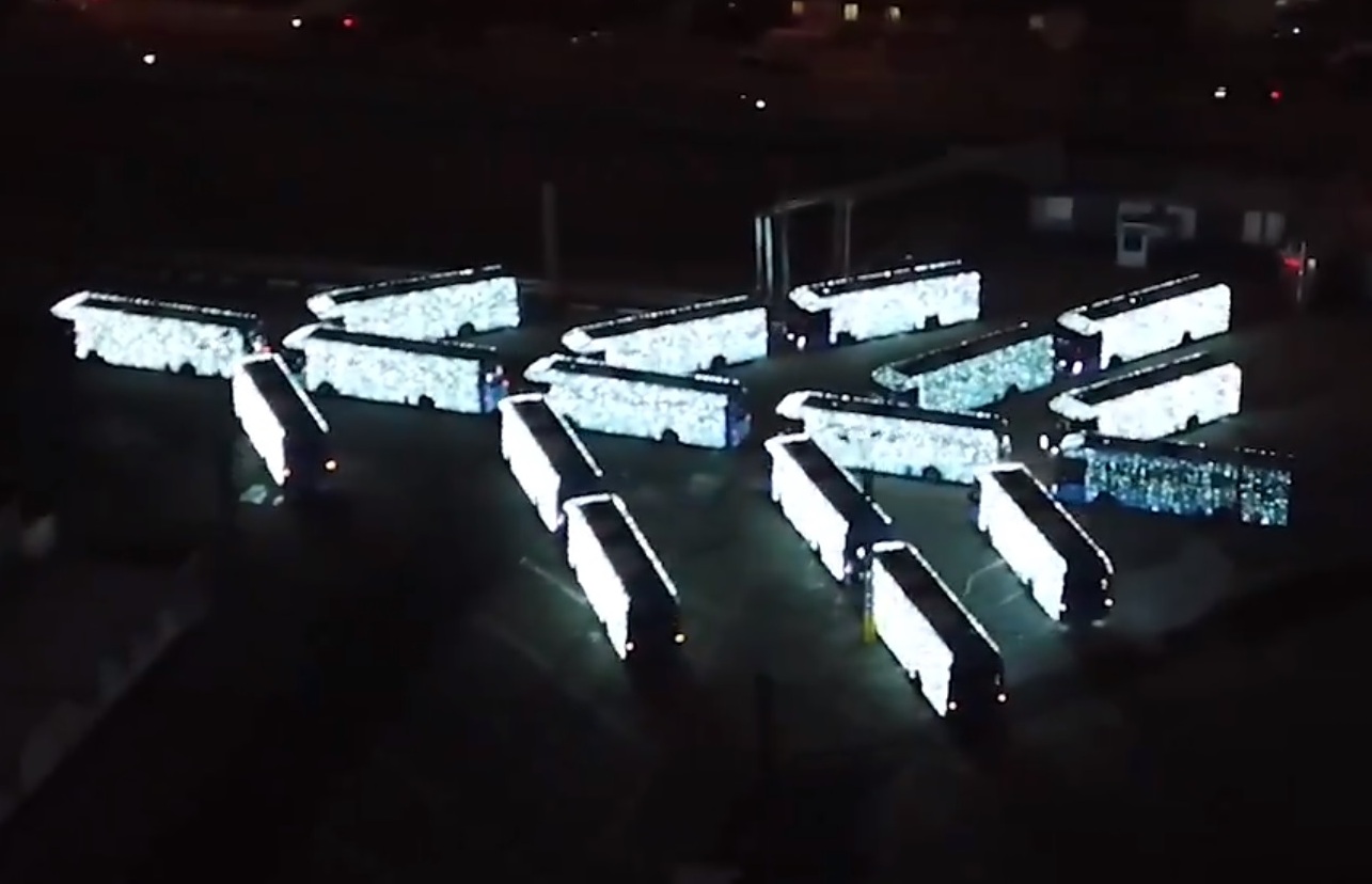 Елку из электробусов «зажгли» в Москве к Новому году