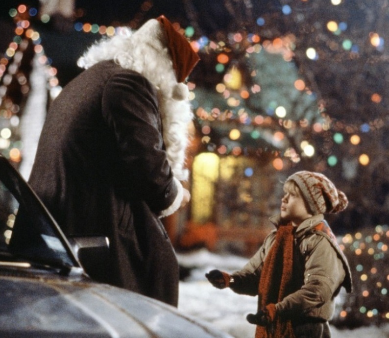 Ржавые цепи и хлысты: чем известны помощники Деда Мороза в разных странах мира 