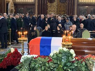 Супруга и дочери Лужкова приехали на церемонию прощания в храм Христа Спасителя