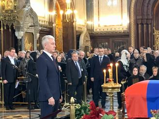 Сергей Собянин пришел проститься с Юрием Лужковым в храм Христа Спасителя