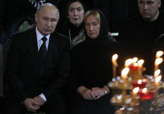 Владимир Путин посетил церемонию прощания с Юрием Лужковым