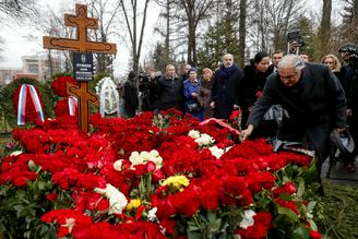 Юрия Лужкова похоронили на Новодевичьем кладбище