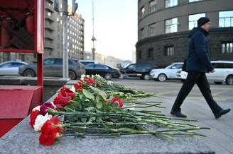 Москвичи несут цветы к месту стрельбы на Лубянке