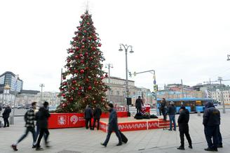Елку в стилистике транспорта Москвы установили у Белорусского вокзала