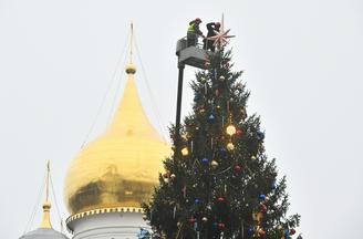 Кремлевскую елку на Соборной площади нарядили к Новому году