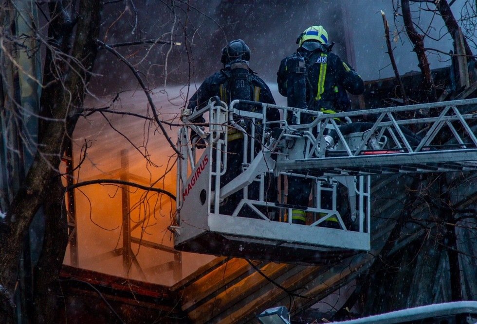Столичные пожарные спасли провалившегося в канаву с водой мальчика