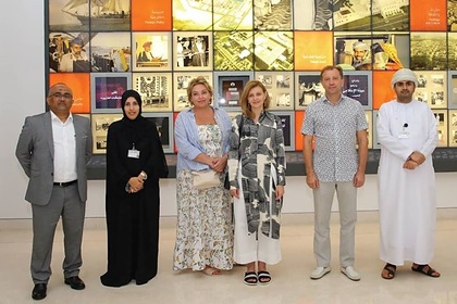 Елена Зеленская (в центре) была одета в просторное платье-рубашку и шлепки