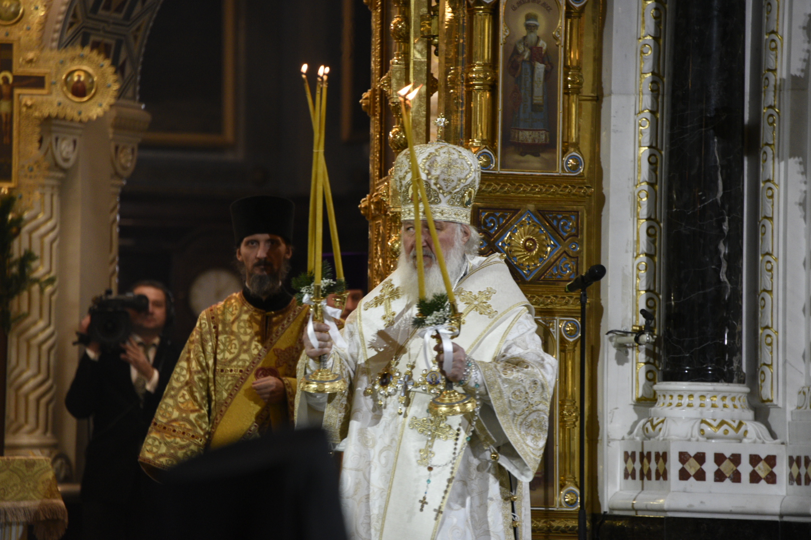 Владимир Путин посетил пасхальную службу в храме Христа Спасителя