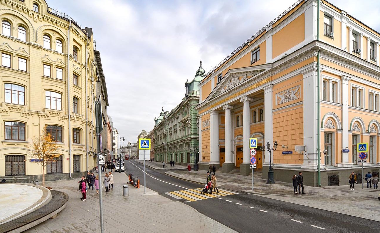 На Ильинке расширили и замостили плиткой тротуары