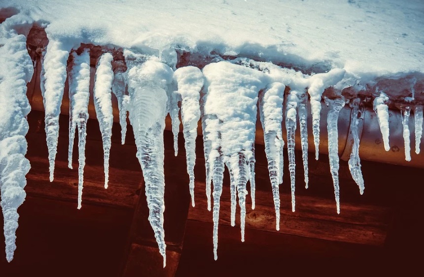 Медики предупредили о риске отравления из-за снега и сосулек