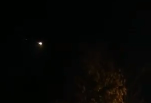 На кадрах видно горящую точку в небе, которая пикирует вниз, оставляя за собой огненный хвост