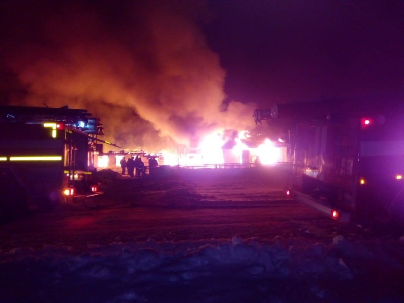 Кровля школы загорелась в Новосибирской области