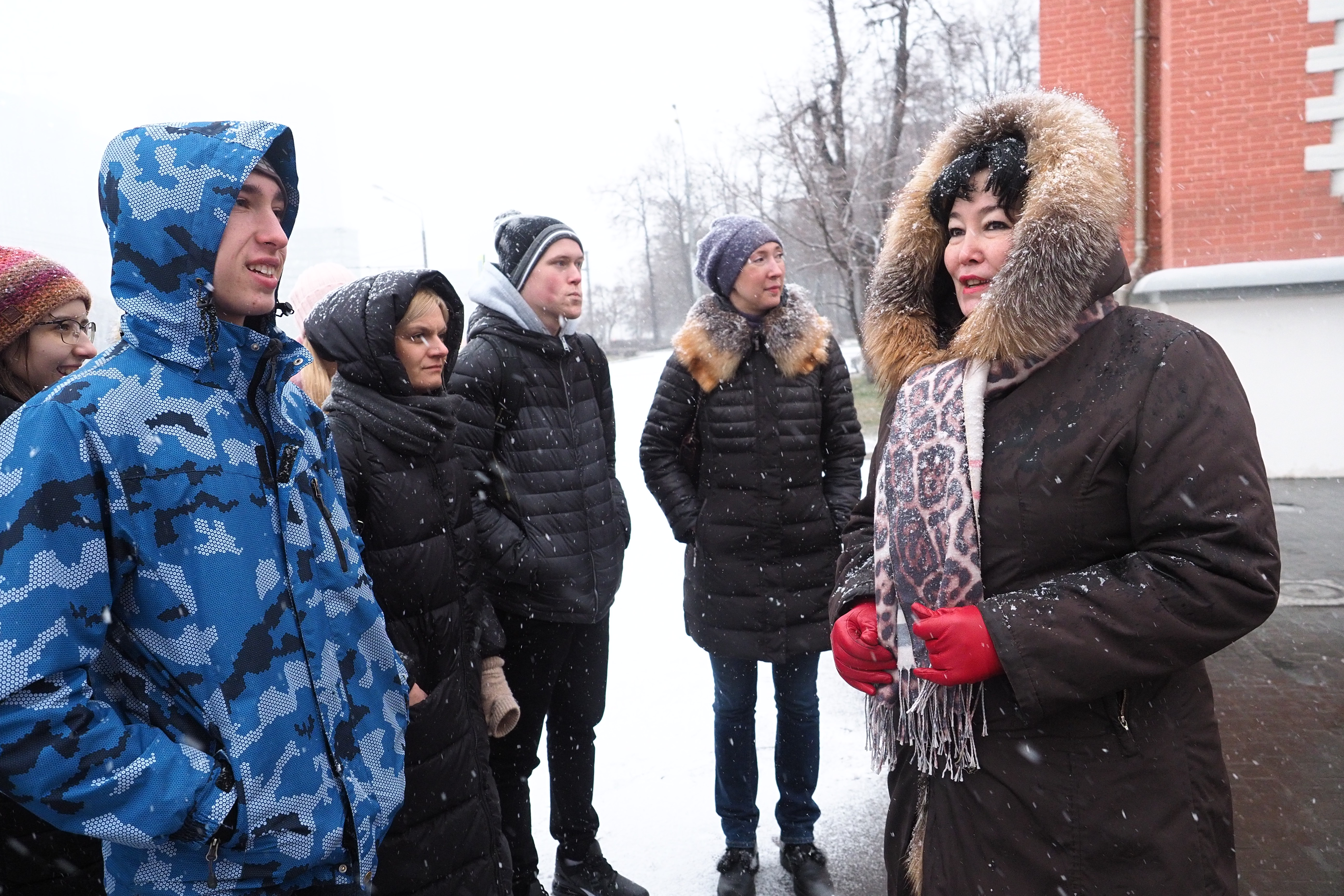 Педагог «Школы на Яузе» Марина Соловьева (справа) проводит экскурсию по зимней Москве для учеников и их родителей. На фото (слева направо): Алексей Оськин, Екатерина Гуськова, Дмитрий Куфтырев, Наталья Замышляева